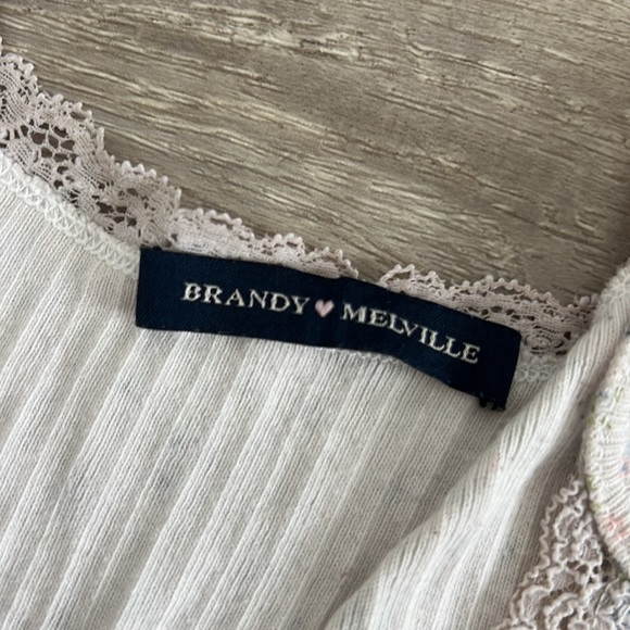 Cute floral top with lace trim! - Picture 2 of 2